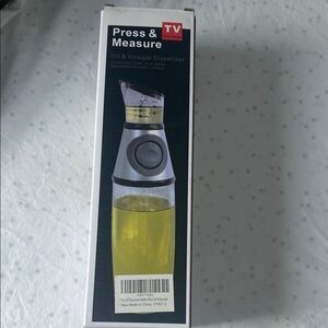 Press & Measure Oil and Vinegar Dispenser